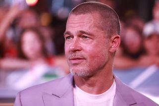 Módeman Brad Pitt? Chodí ve flekatém tričku i v batice jako hipík